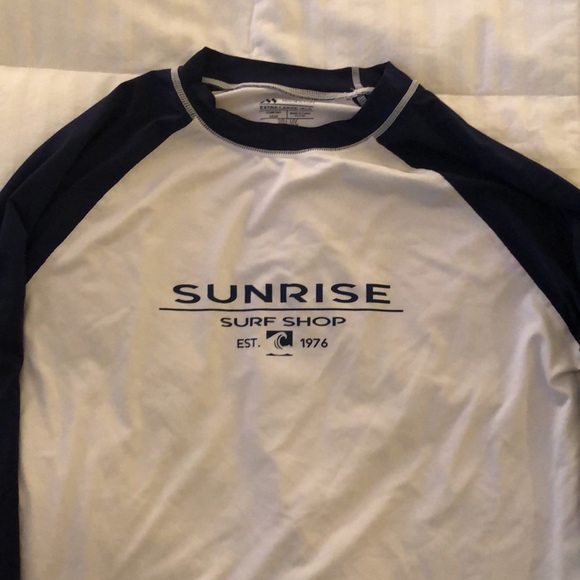 A blue and white sun shirt - Picture 2 of 5
